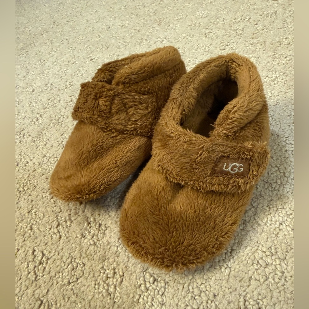 UGG Toddler Slippers Size 4/5 Brown Plush Cozy Velcro Closure Soft Sole EUC